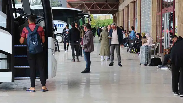 Yüzlerce depremzede, memleketlerine seçim için gitti