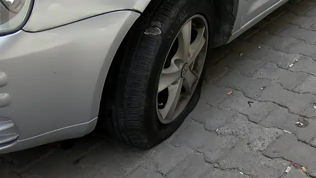 Sokaktaki tüm otomobillerin lastiklerini patlattılar
