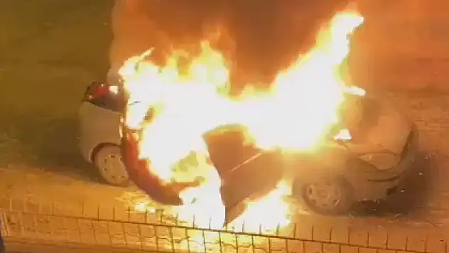 Otomobil alev alev yandı