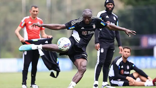 Beşiktaş'ta başkan Ahmet Nur Çebi antrenmanı takip etti