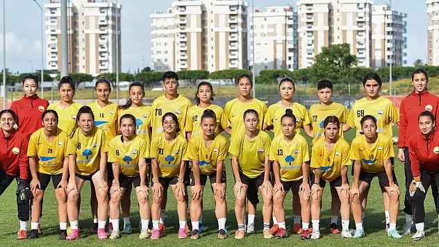 Taraftar, sahada kadın futbolculara saldırdı