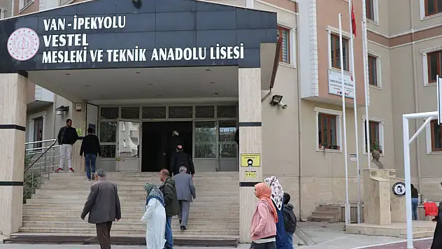 Van'da seçmen, Cumhurbaşkanı Seçimi için sandık başında