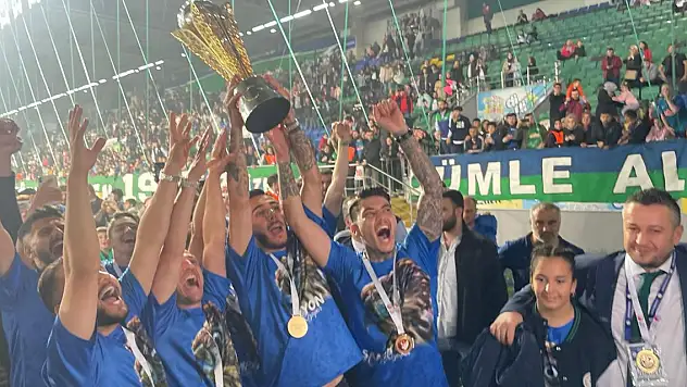 Rizespor 'Süper Lig'e Merhaba' töreni ile kupasını aldı