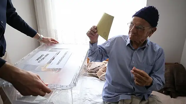 Hasta veya engelliler 'seyyar sandık' ile oylarını kullandı