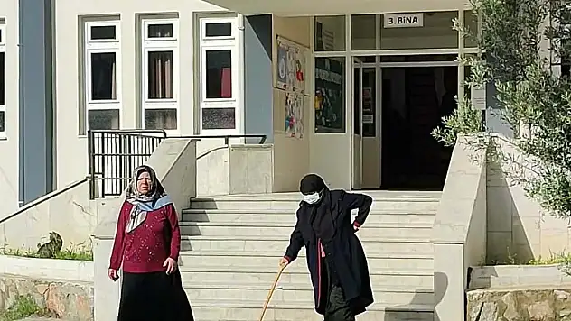 Bastonlarıyla oy vermeye gittiler