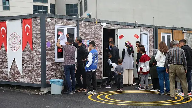 Deprem bölgesinde vatandaşlar sandık başına gitti