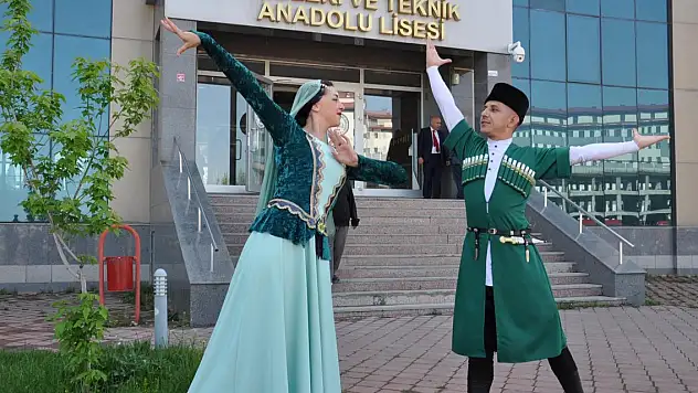 Halk oyunu ekibi kurucusu çift, Kafkas kıyafetiyle sandığa gitti