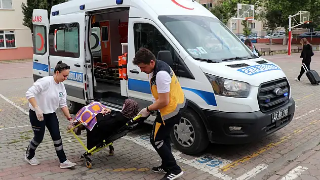 91 yaşında oy kullanmaya tekerlekli sandalye ile getirildi