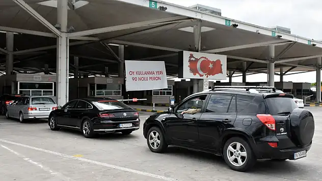 Sınır kapılarında oy kullanma işlemi devam ediyor