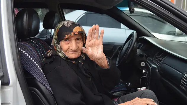 115 yaşında tekerlekli sandalyeyle getirildiği okulda oy kullandı