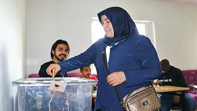 12 seçmenli köy sandığa gitti