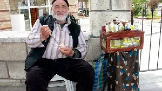 26 yıldır esans satıyor