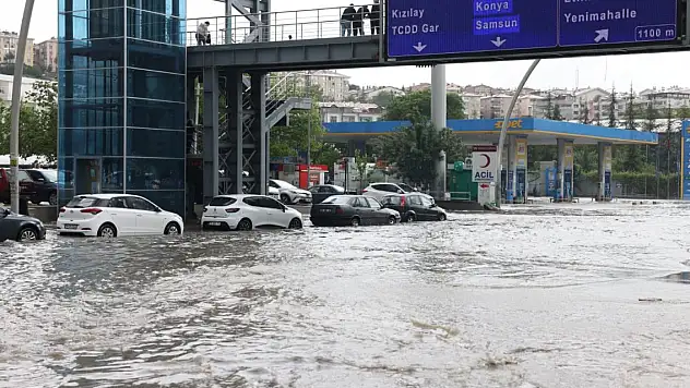 Yollar göle döndü, ev ve iş yerlerini su bastı