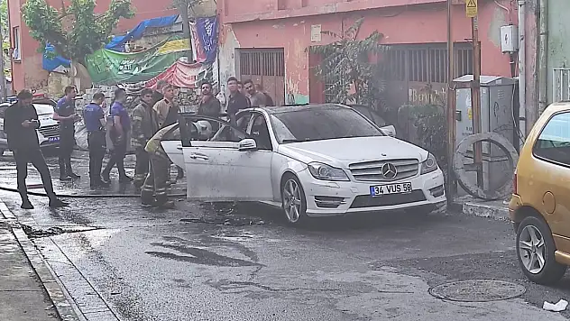 Park halindeki otomobil alev alev yandı