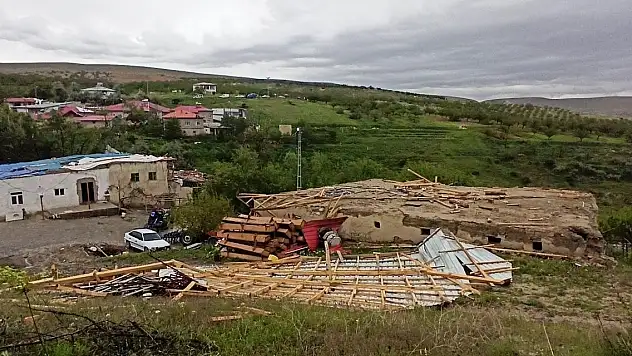 Kahramanmaraş'ta fırtına: Ev ve ahırların çatısı uçtu