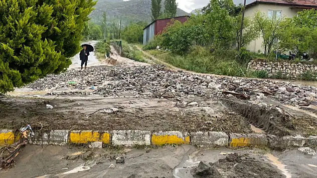 Dere taştı, yol kapandı!