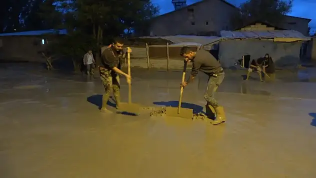 Dere taştı: 35 ev hasar gördü, bir köprü yıkıldı