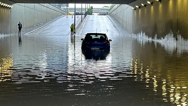 Yollar göle döndü, araçlar mahsur kaldı
