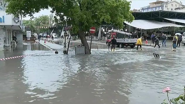 Ankara'da sağanak yağış! Aaraçlar mahsur kaldı