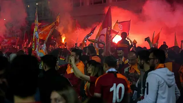 Taraftarlar, Florya Metin Oktay Tesisleri içinde takımı bekliyor
