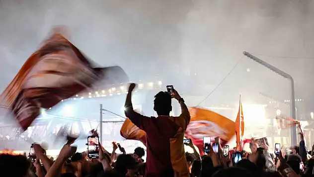 Galatasaray'ın şampiyonluğu Taksim'de coşkuyla kutlandı
