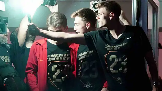 Galatasaray şampiyonluğu Florya'da taraftarıyla kutladı