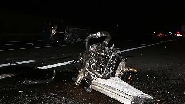 İki otomobilin çarpıştığı kazada otomobil alev topuna döndü 1 kişi yanarak can verdi 9 kişi yaralı