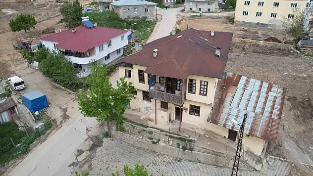 Tescilli asırlık konak da depremde zarar gördü