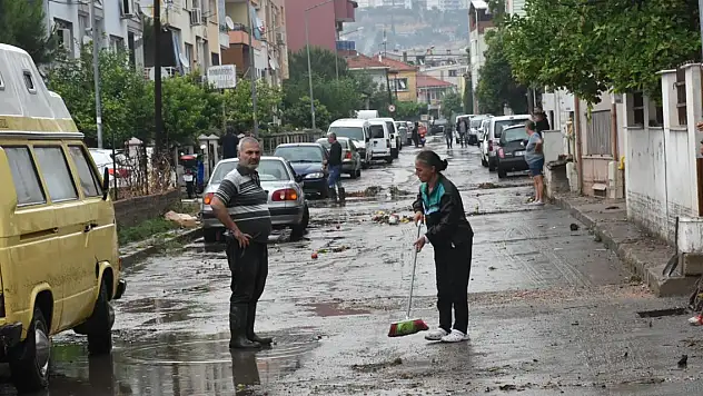 İzmir'de sağanak ev ve iş yerlerini su bastı