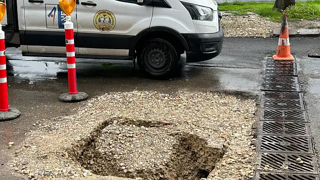 Ankara'da sağanak yollar göle döndü, mahsur kalanlar kurtarıldı