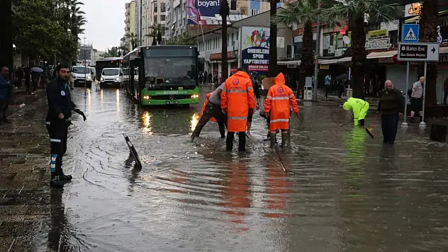 Denizli'de sağanak mazgallar tıkandı, cadde ve sokaklar suyla doldu