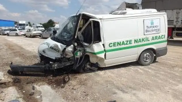 Konya'da cenaze aracı ile otomobil çarpıştı: 5 yaralı