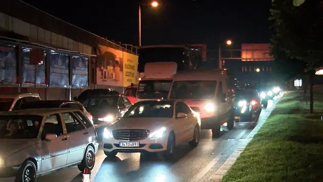 Üst geçide çarpan TIR devrildi