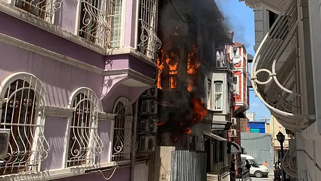 İki katlı bina alev alev yandı