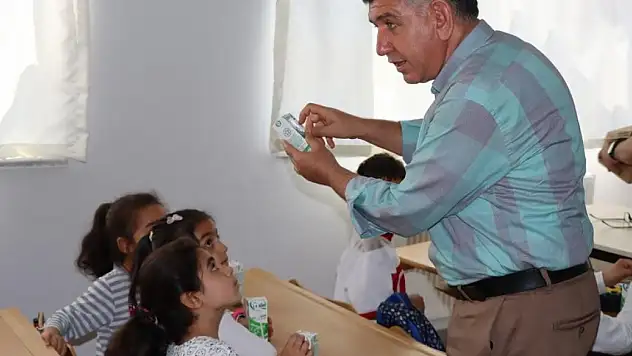 Depremzede öğrencilere süt dağıtıldı