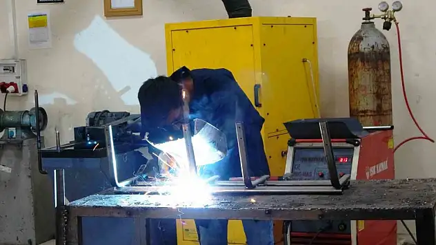 Fabrika gibi okul! 4 milyon 500 bin liralık ciro yaptılar