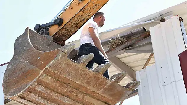 Kaçak yapı yıkımını kuş yuvası durdurdu