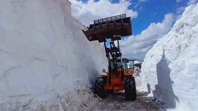 Askeri üs bölgelerin yolunu açmak için metrelerce karla mücadele