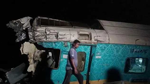 Tren kazası: En az 50 ölü