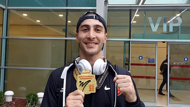 Dünya şampiyonu tekvandocular ülkeye döndü