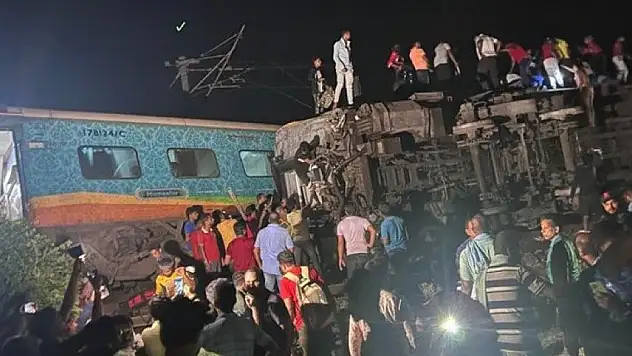 Hindistan'daki tren kazasında ölü sayısı 288'e yükseldi