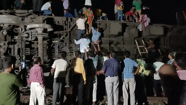 Hindistan'daki tren kazasında ölü sayısı 207'ye çıktı