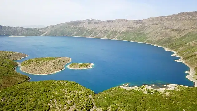 Dünyanın ikinci büyük krater gölünde turizm sezonu açıldı