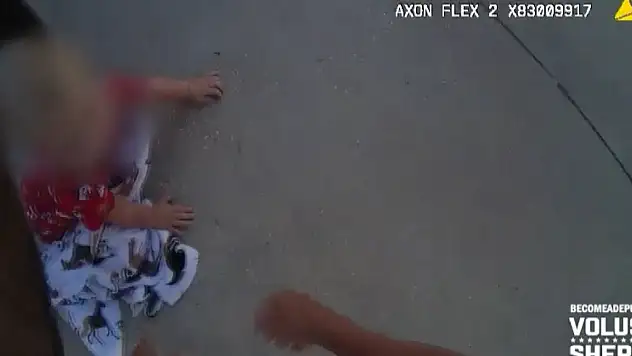 Çalıntı aracın içinde kalan 2 yaşındaki çocuk dükkanın park yerine bırakıldı