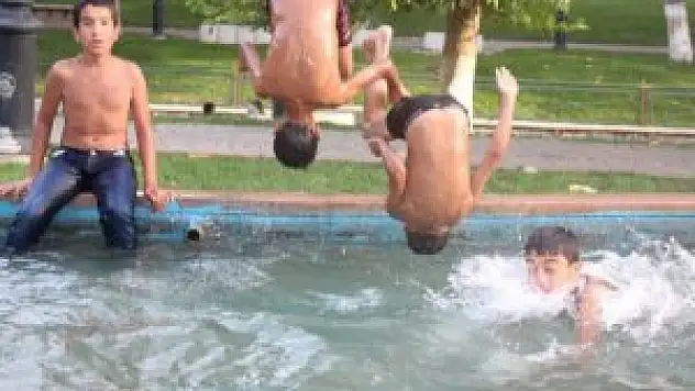 Süs havuzuna giren çocuk elektriğe kapılıp öldü!