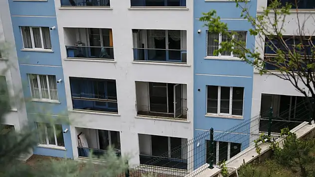 Başkentte sağanağın etkisiyle su basan dairedeki eşyalar balkondan düştü