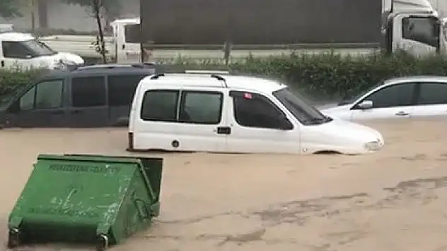 1 saatte yakın süren şiddetli sağanak yağış hayatı felç etti