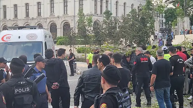 Turist rehberi devrilen ağacın altında kaldı