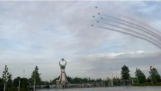 Cumhurbaşkanı Erdoğan'ın göreve başlama töreninde Türk Yıldızları şov yaptı