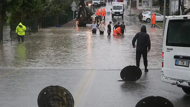 Denizli'de sağanak sele neden oldu mahsur kalanlar kurtarıldı